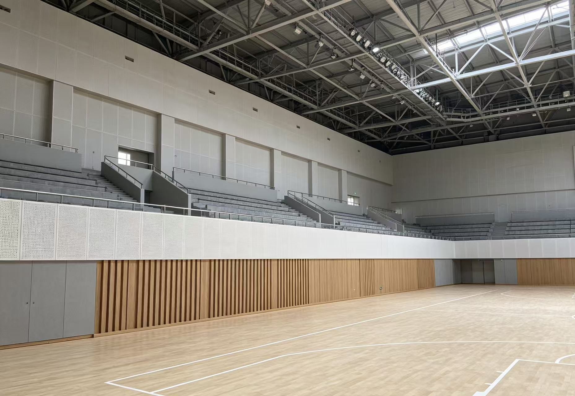 佛山體育館回音轟鳴如何整改？體育館吸音材料施工選型要點